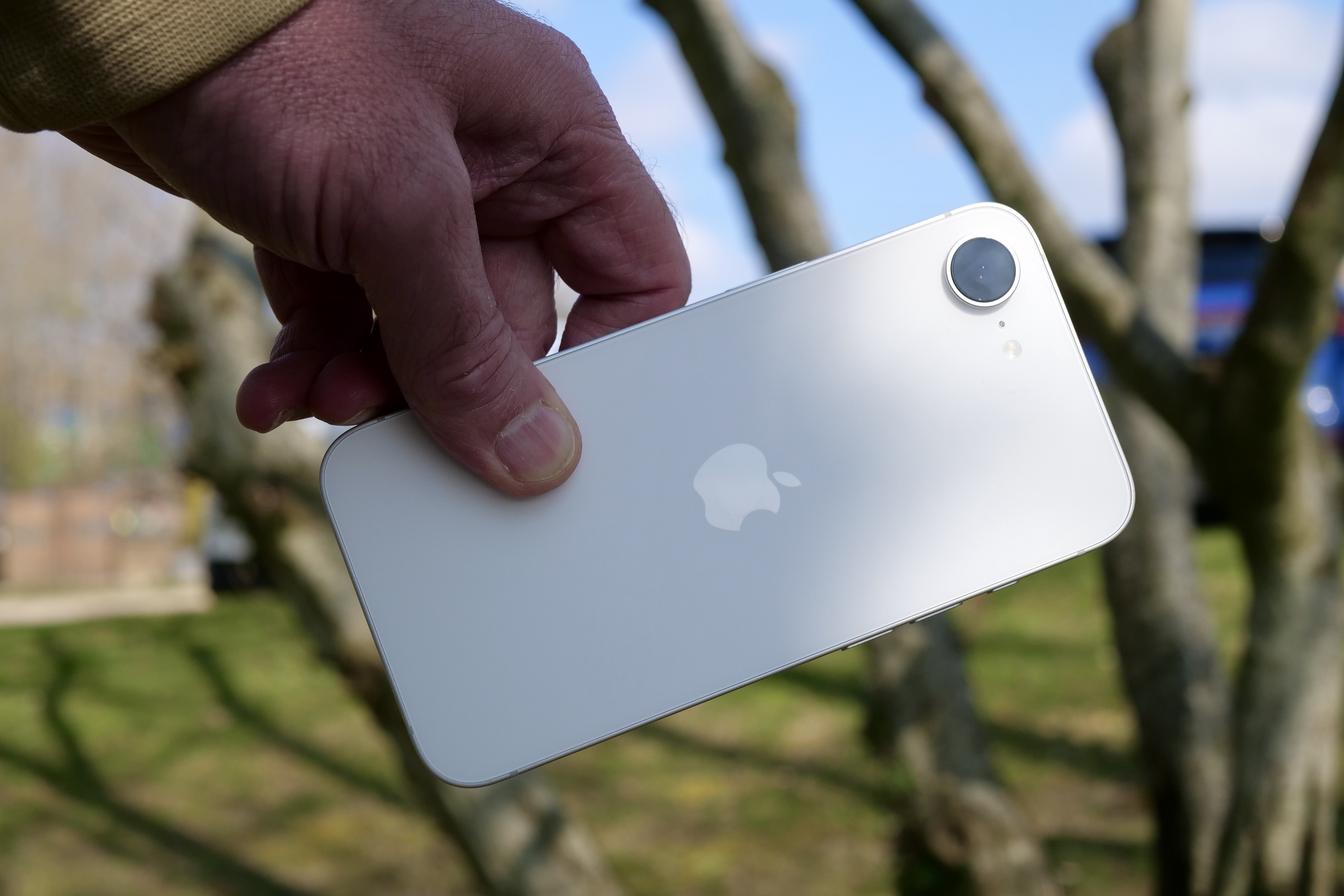 شخص يحمل Apple iPhone 16e.