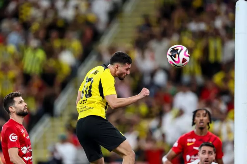 اتحاد جدة يُتوج بلقب كأس الملك بقيادة بنزيما وعوار (فيديو)