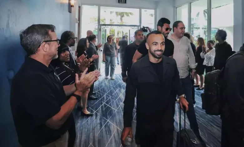 الأهلي يصل إلى ميامي بإطلالة جديدة وصفقة مميزة تحت شعار 'هلا أمريكا'