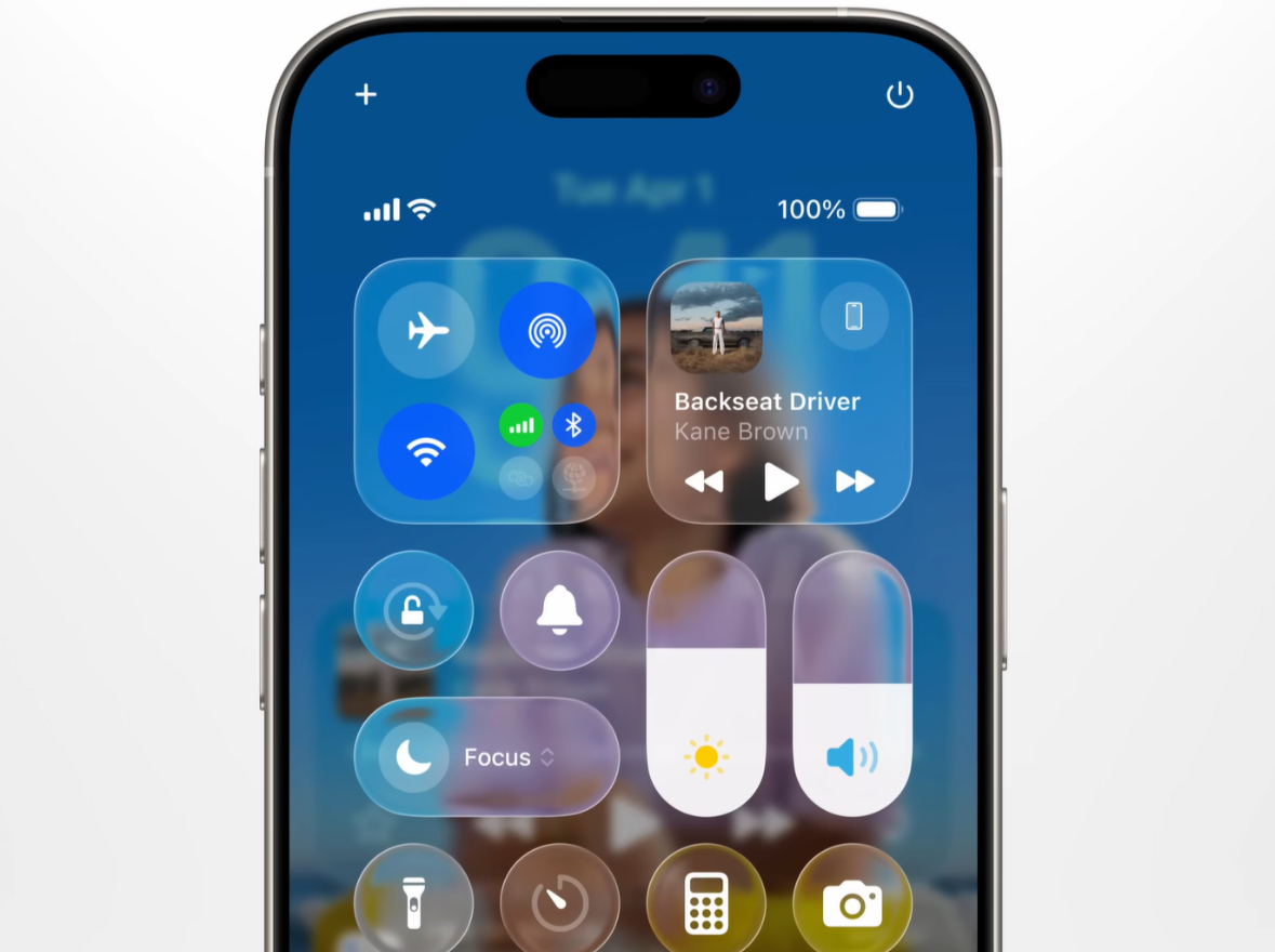 انتقادات حادة لتصميم Liquid Glass في iOS 26 وضعف وضوح النصوص