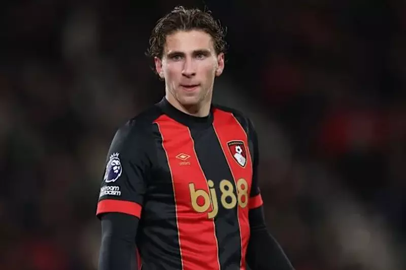 باريس سان جيرمان يسعى لتدعيم خط دفاعه بالتعاقد مع لاعب بورنموث قبل انطلاق كأس العالم للأندية وفقاً لتقارير ليكيب.