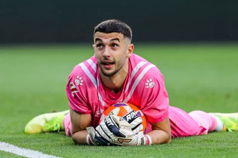 برشلونة يستثمر 25 مليون يورو لتفعيل شرط جارسيا ويتسبب في أزمة في مركز حراسة المرمى