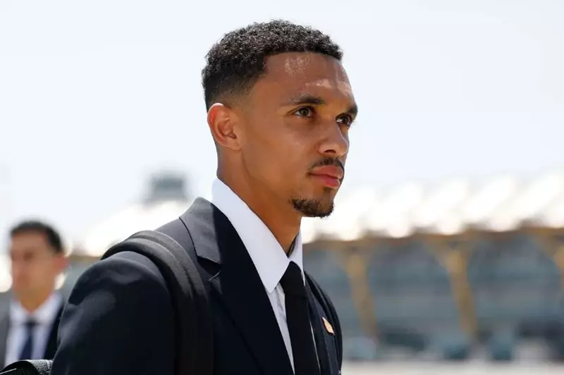 بعثة ريال مدريد تتوجه إلى الولايات المتحدة للمشاركة في كأس العالم للأندية (صور حصرية)