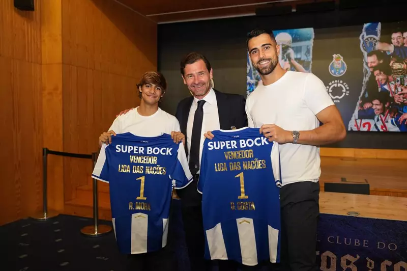 بورتو يحتفل بنجاح ثنائيه بعد فوزهما بدوري الأمم الأوروبية مع منتخب البرتغال في مواجهة الأهلي (صور)
