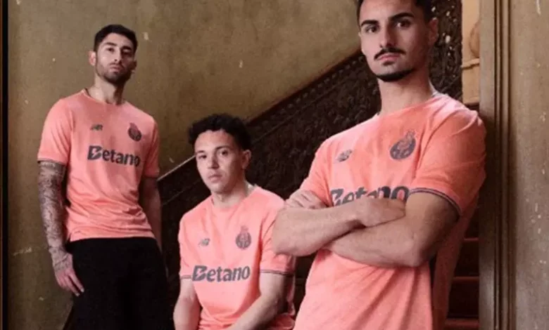 بورتو يكشف النقاب عن القميص الاحتياطي في منافسة جديدة مع الأهلي (فيديو)