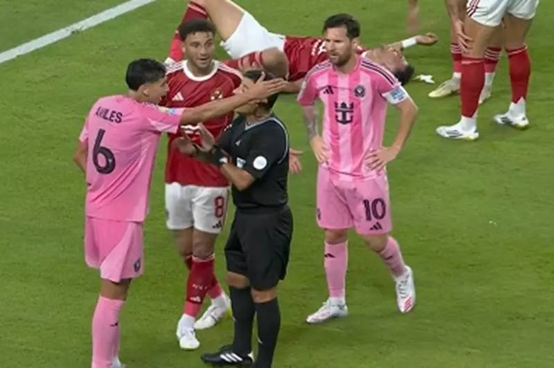 تريزيجيه يعرقل بتهور: هل كان طرد لاعب إنتر ميامي أمام الأهلي مبرراً؟ (صور)