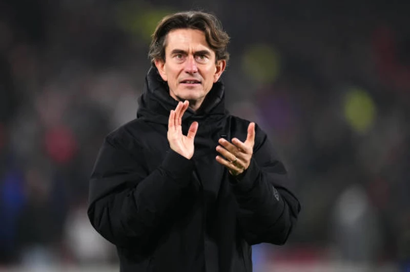 توتنهام يضع نصب عينيه مدرب برينتفورد لتولي منصب المدير الفني خلفًا لبوستيكوجلو