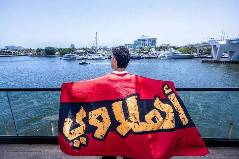 جلسة تصوير فريدة على شاطئ ميامي: الأهلي يكشف عن زيزو بأسلوب مبتكر (صور)