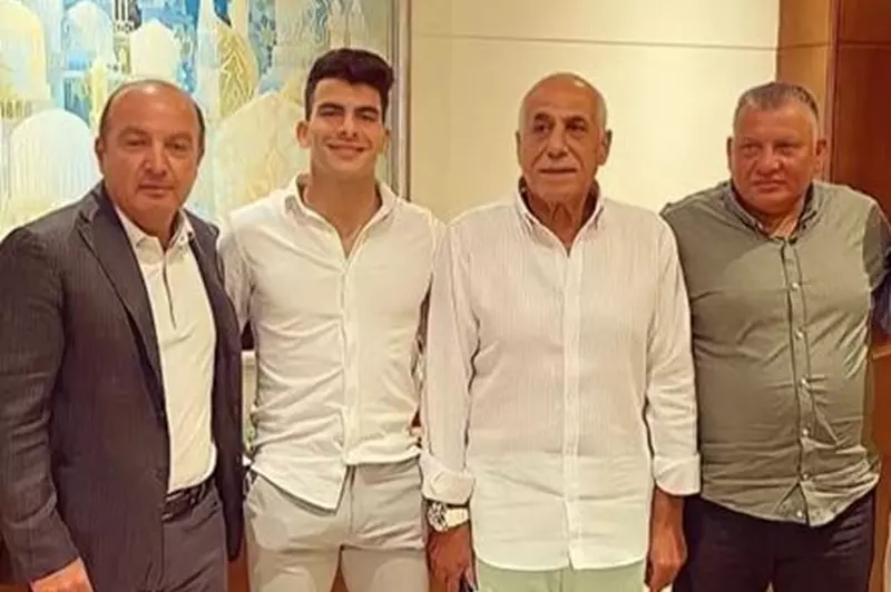 زيزو: حسين لبيب قدم لي عرضًا لتجديد العقد بـ "فيلا" ووالدي يستحق الحصول على عمولة.