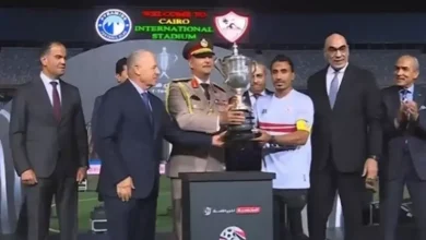 لحظة وداع مؤثرة: شيكابالا ينقل كأس مصر لعبد الشافي بعد تتويج الزمالك