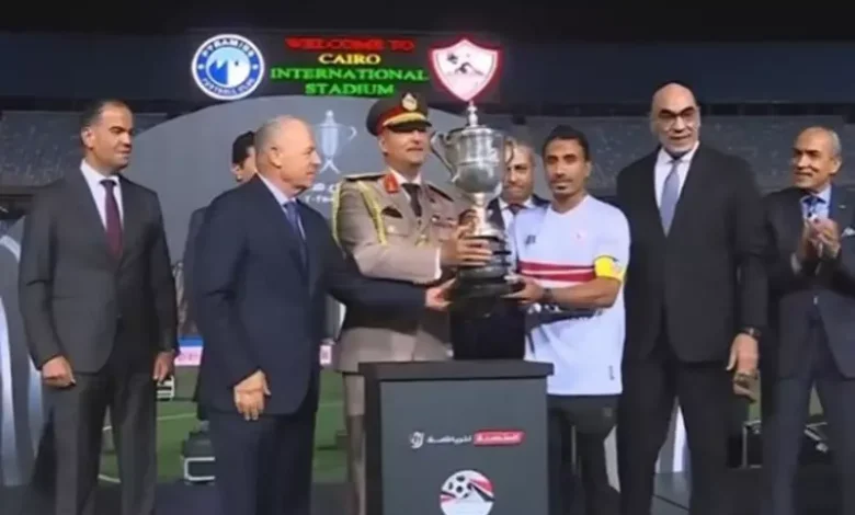 لحظة وداع مؤثرة: شيكابالا ينقل كأس مصر لعبد الشافي بعد تتويج الزمالك