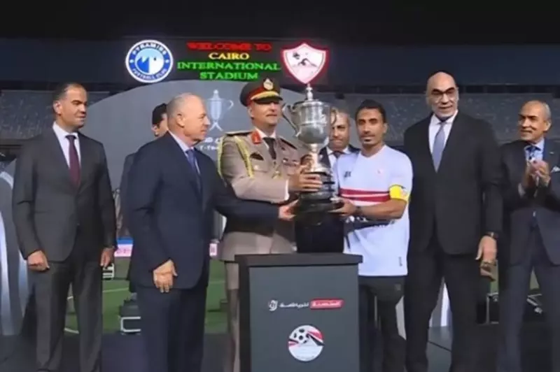 لحظة وداع مؤثرة: شيكابالا ينقل كأس مصر لعبد الشافي بعد تتويج الزمالك