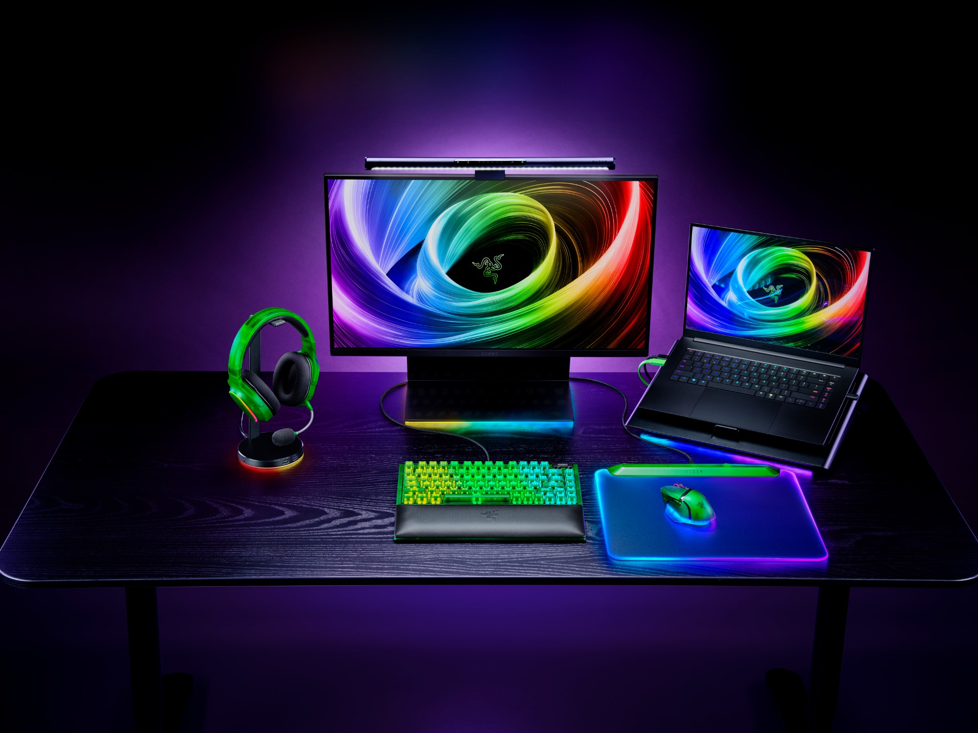 مجموعة Razer Phantom الجديدة: تجربة احترافية مع لوحة مفاتيح وماوس وسماعة شفافة بتقنية إضاءة RGB المتقدمة