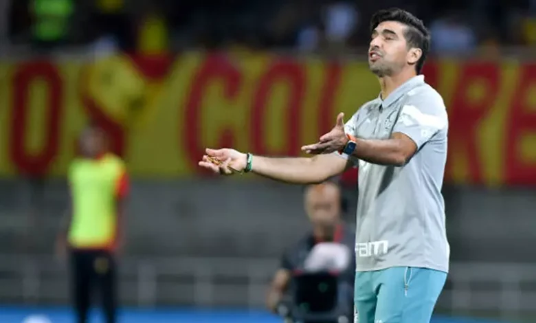 مدرب بالميراس يعبر عن غضبه إثر اشتباك مع مصور وصحفي قبيل انطلاق كأس العالم للأندية