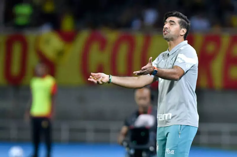 مدرب بالميراس يعبر عن غضبه إثر اشتباك مع مصور وصحفي قبيل انطلاق كأس العالم للأندية