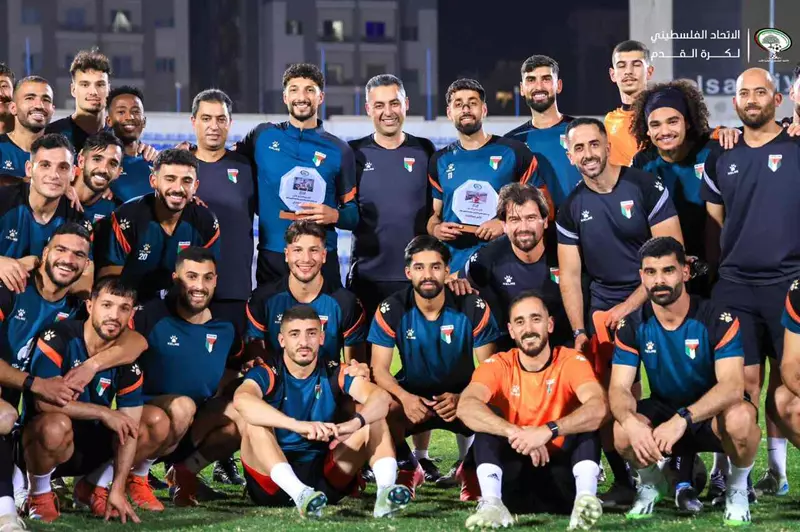 منتخب فلسطين يقدم تكريماً خاصاً لوسام أبو علي بعد تحقيقه بطولة الدوري مع النادي الأهلي