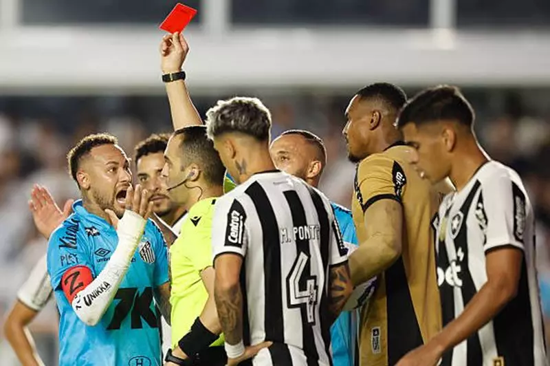 نيمار يواجه الطرد في مواجهة سانتوس ضد بوتافوجو بالدوري البرازيلي: هل تكون هذه مباراته الأخيرة؟