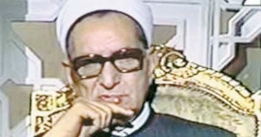 لحظات فريدة: الشيخ الباقوري يصطحب زوجته إلى المسرح وأم كلثوم تلهو مع أحفاده بينما تغني نجاة في منزله